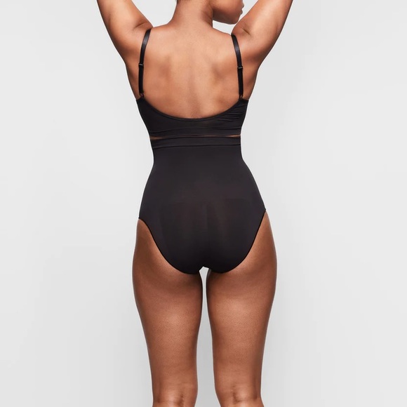 SKIMS Seamless Sculpt High-Waisted Brief - Picture 4 of 8